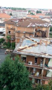 Il tetto scoperchiato in via Battisti 14 volato sul condominio di fronte al civico 9